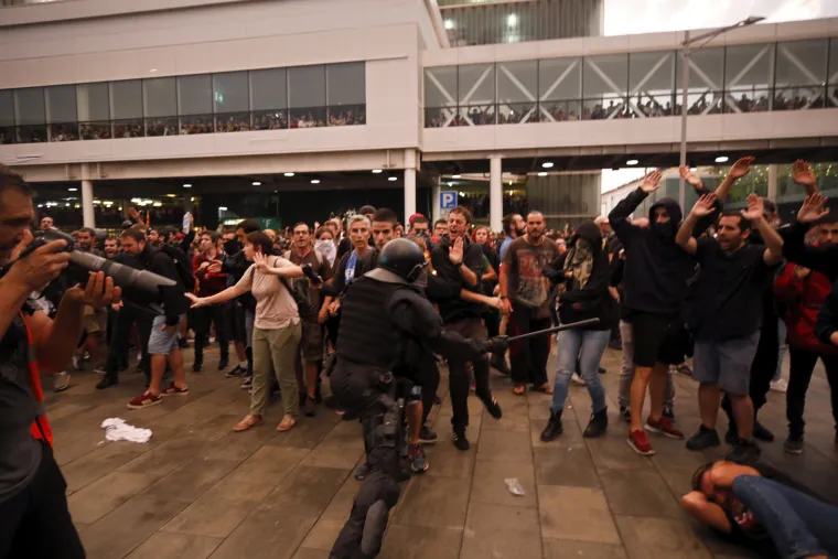 Potpuni kaos u Barceloni: Otkazani deseci letova, ne voze vlakovi ni metro, ozlijeđeno 13 prosvjednika