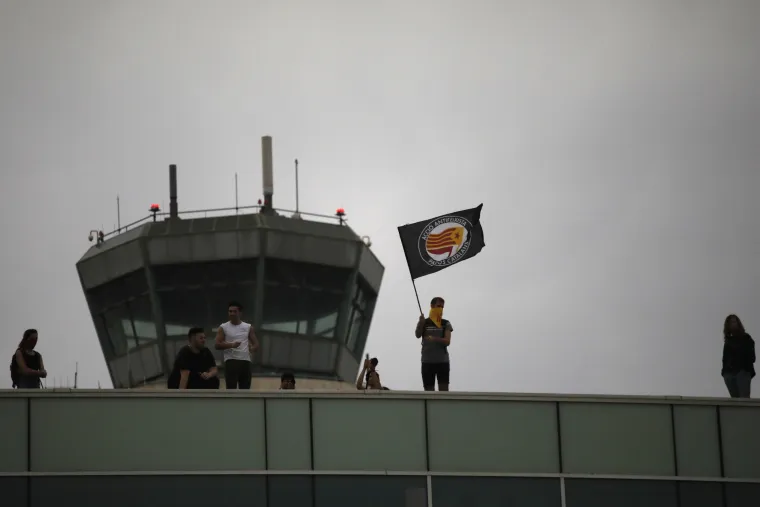 Potpuni kaos u Barceloni: Otkazani deseci letova, ne voze vlakovi ni metro, ozlijeđeno 13 prosvjednika