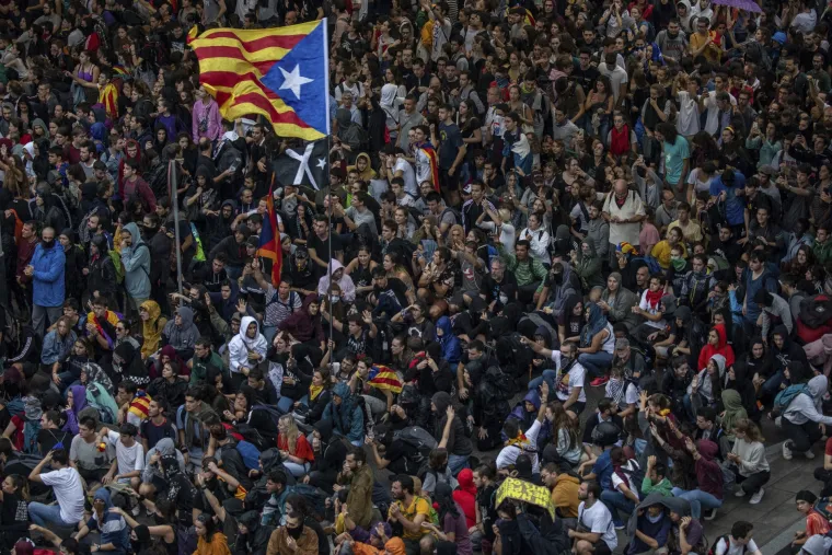 Potpuni kaos u Barceloni: Otkazani deseci letova, ne voze vlakovi ni metro, ozlijeđeno 13 prosvjednika