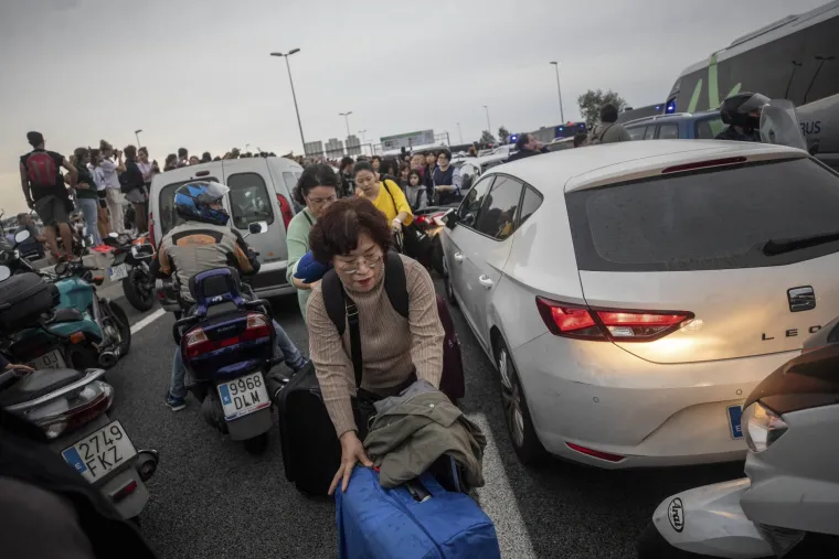 Potpuni kaos u Barceloni: Otkazani deseci letova, ne voze vlakovi ni metro, ozlijeđeno 13 prosvjednika