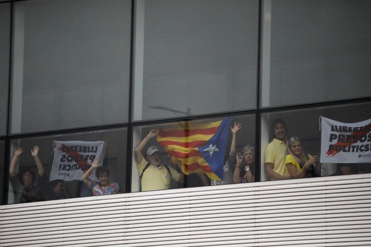 Potpuni kaos u Barceloni: Otkazani deseci letova, ne voze vlakovi ni metro, ozlijeđeno 13 prosvjednika