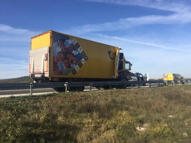 Nesreća kod Benkovca: Sudarila se dva kamiona, konji se rastrčali po cesti, jedan stradao