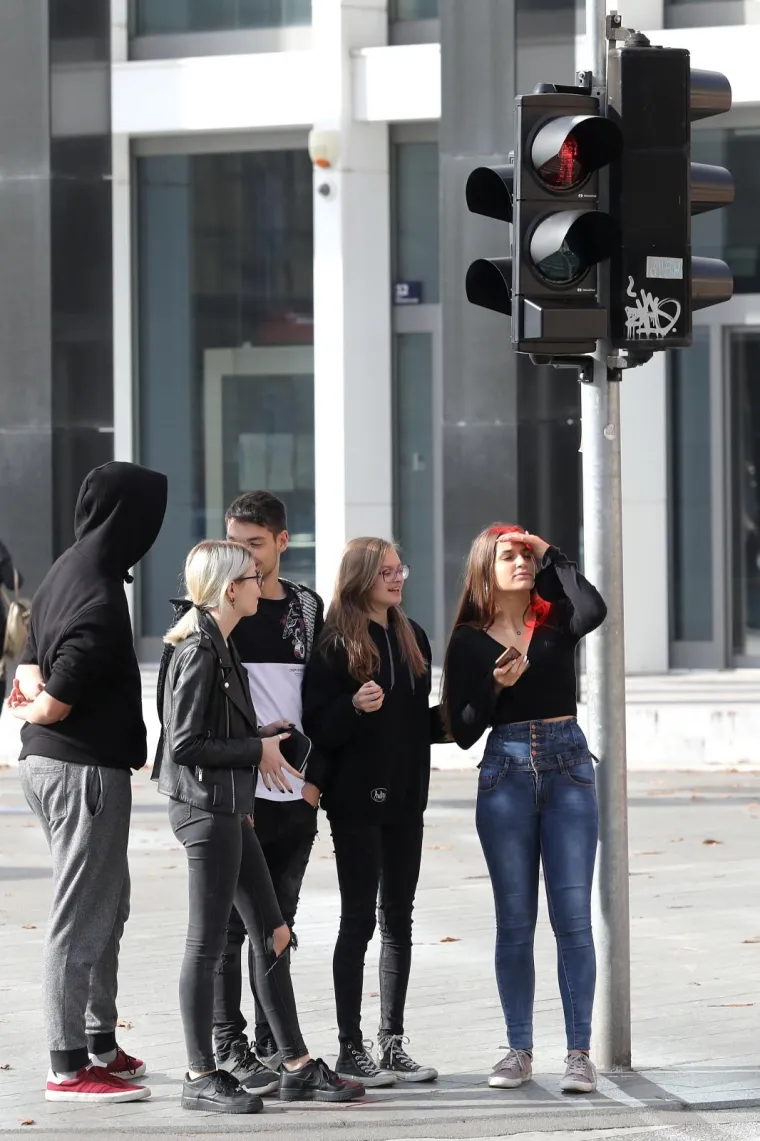 Znate one &scaron;to hodaju i gledaju u mobitel? E pa sad je za njih u Zagrebu postavljen prvi semafor!