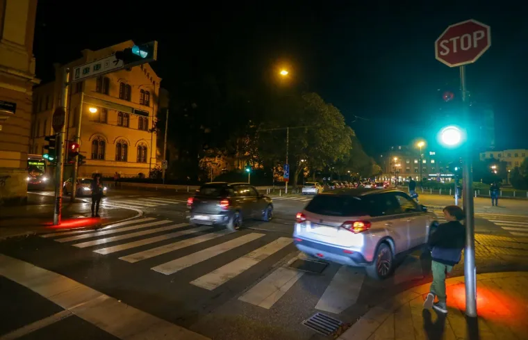 Znate one &scaron;to hodaju i gledaju u mobitel? E pa sad je za njih u Zagrebu postavljen prvi semafor!