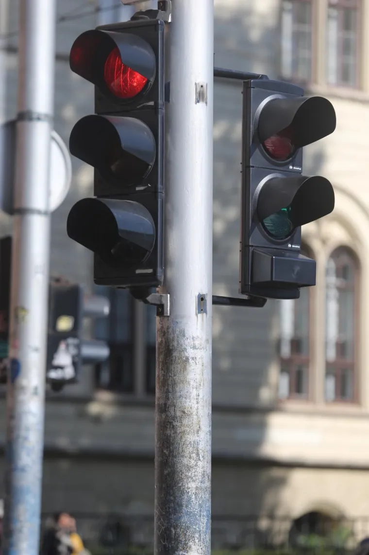 Znate one &scaron;to hodaju i gledaju u mobitel? E pa sad je za njih u Zagrebu postavljen prvi semafor!