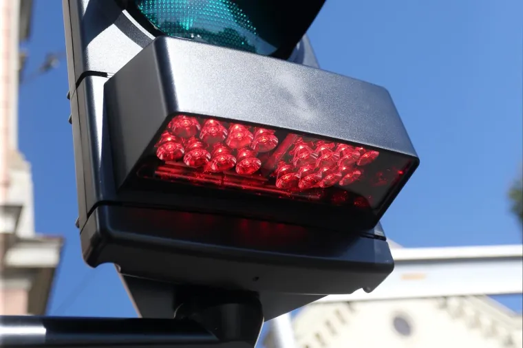 Znate one &scaron;to hodaju i gledaju u mobitel? E pa sad je za njih u Zagrebu postavljen prvi semafor!