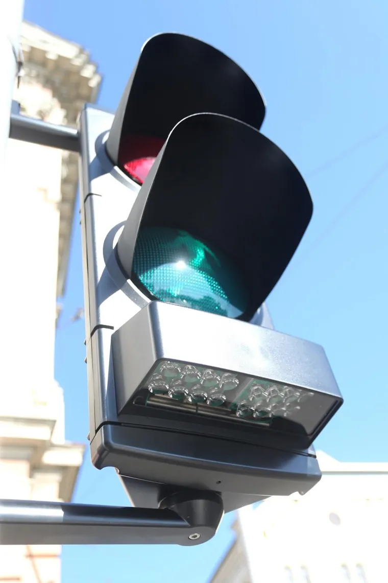 Znate one &scaron;to hodaju i gledaju u mobitel? E pa sad je za njih u Zagrebu postavljen prvi semafor!