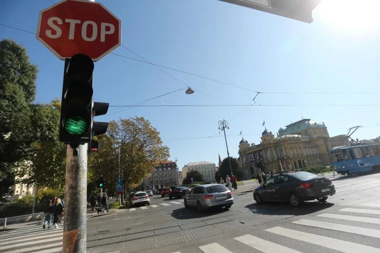 Znate one &scaron;to hodaju i gledaju u mobitel? E pa sad je za njih u Zagrebu postavljen prvi semafor!