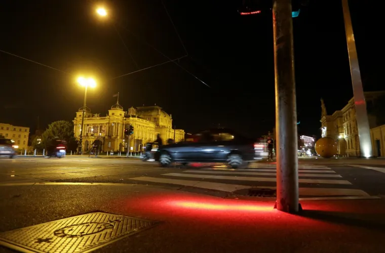 Znate one &scaron;to hodaju i gledaju u mobitel? E pa sad je za njih u Zagrebu postavljen prvi semafor!