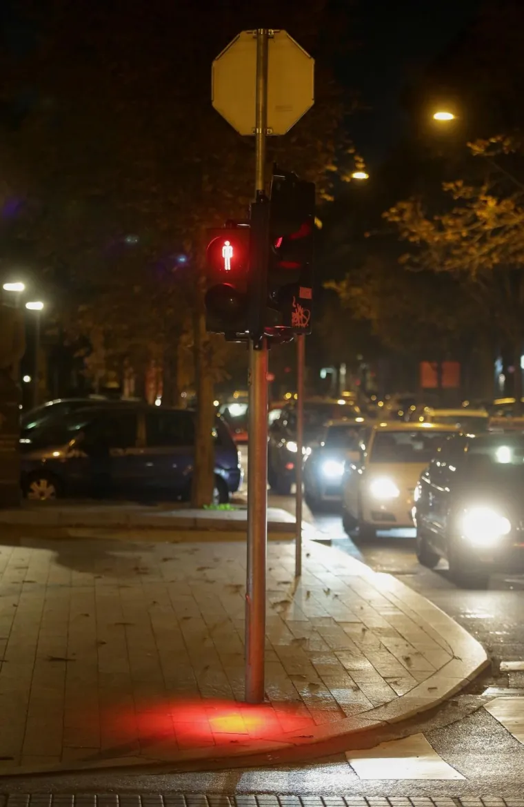 Znate one &scaron;to hodaju i gledaju u mobitel? E pa sad je za njih u Zagrebu postavljen prvi semafor!