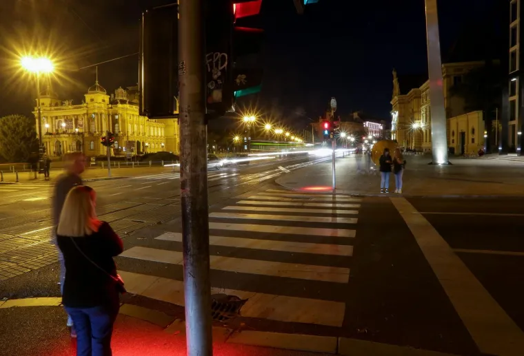 Znate one &scaron;to hodaju i gledaju u mobitel? E pa sad je za njih u Zagrebu postavljen prvi semafor!