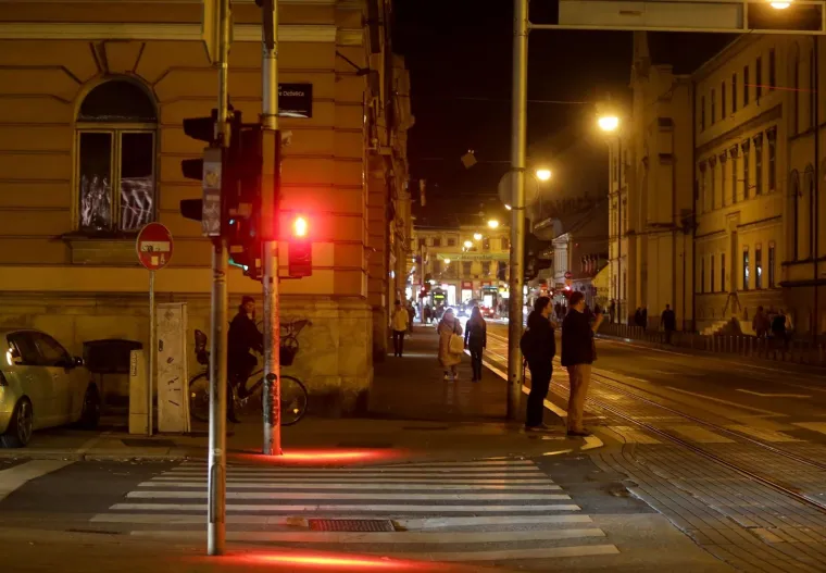 Znate one &scaron;to hodaju i gledaju u mobitel? E pa sad je za njih u Zagrebu postavljen prvi semafor!