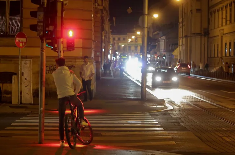 Znate one &scaron;to hodaju i gledaju u mobitel? E pa sad je za njih u Zagrebu postavljen prvi semafor!