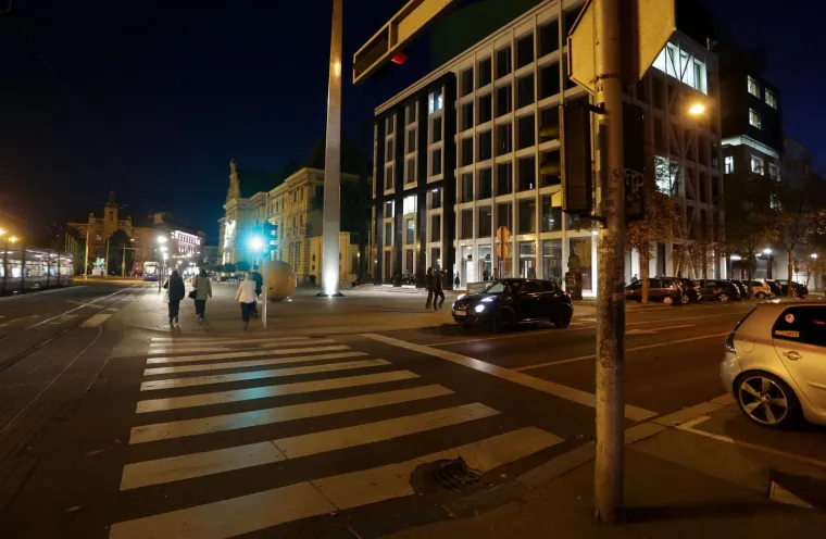 Znate one &scaron;to hodaju i gledaju u mobitel? E pa sad je za njih u Zagrebu postavljen prvi semafor!