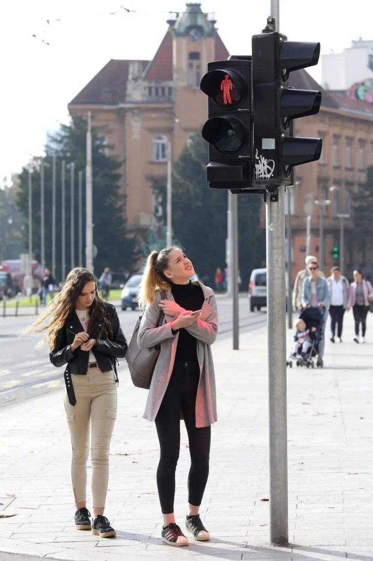 Znate one &scaron;to hodaju i gledaju u mobitel? E pa sad je za njih u Zagrebu postavljen prvi semafor!