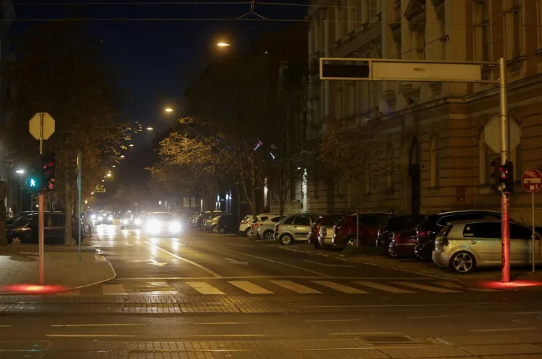 Znate one &scaron;to hodaju i gledaju u mobitel? E pa sad je za njih u Zagrebu postavljen prvi semafor!