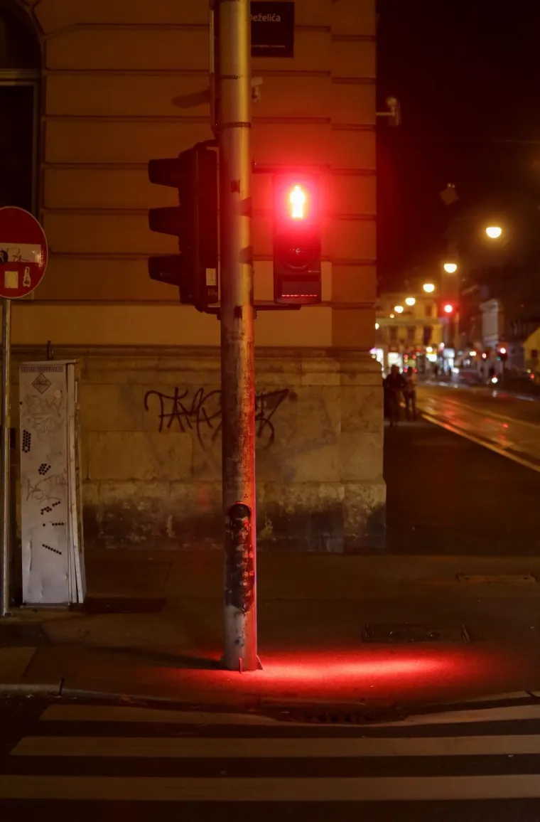 Znate one &scaron;to hodaju i gledaju u mobitel? E pa sad je za njih u Zagrebu postavljen prvi semafor!