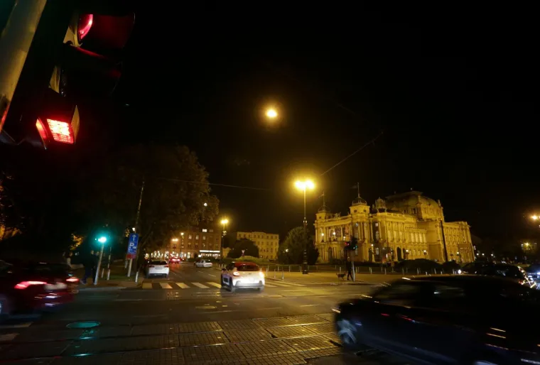 Znate one &scaron;to hodaju i gledaju u mobitel? E pa sad je za njih u Zagrebu postavljen prvi semafor!