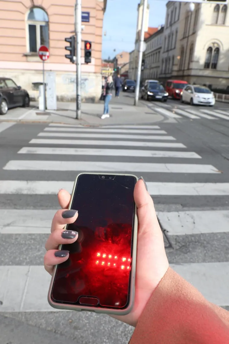 Znate one &scaron;to hodaju i gledaju u mobitel? E pa sad je za njih u Zagrebu postavljen prvi semafor!