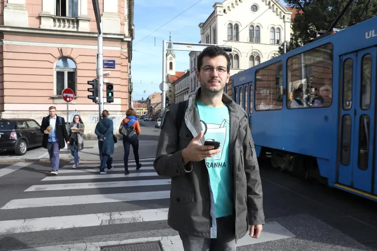 Znate one &scaron;to hodaju i gledaju u mobitel? E pa sad je za njih u Zagrebu postavljen prvi semafor!