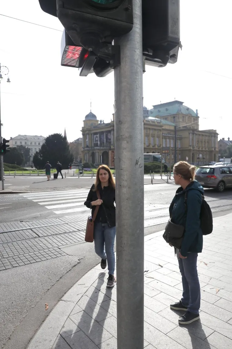 Znate one &scaron;to hodaju i gledaju u mobitel? E pa sad je za njih u Zagrebu postavljen prvi semafor!
