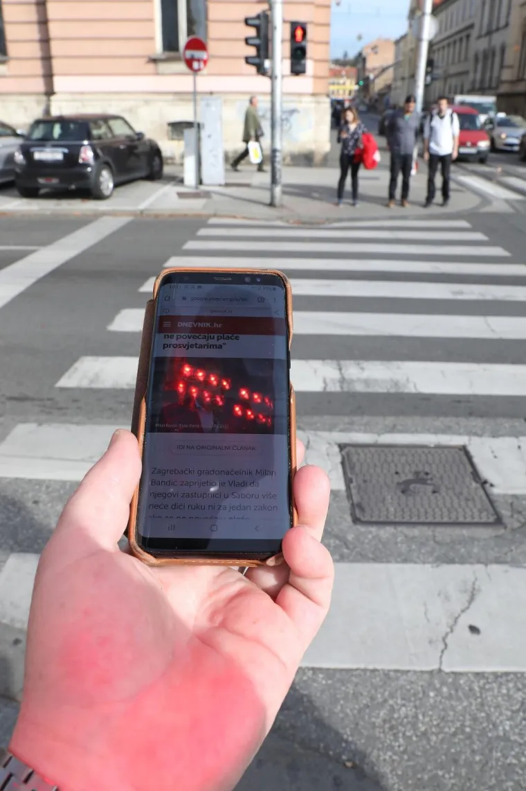 Znate one &scaron;to hodaju i gledaju u mobitel? E pa sad je za njih u Zagrebu postavljen prvi semafor!