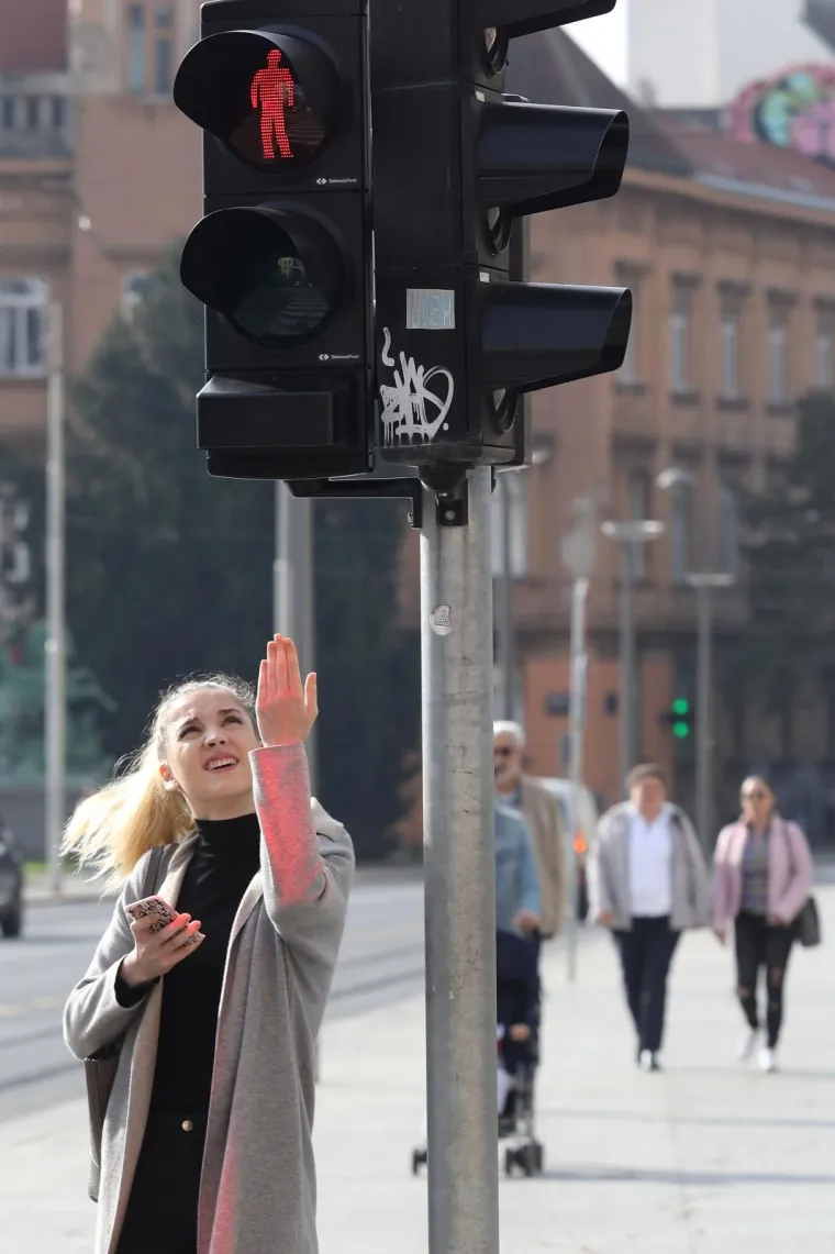 Znate one &scaron;to hodaju i gledaju u mobitel? E pa sad je za njih u Zagrebu postavljen prvi semafor!