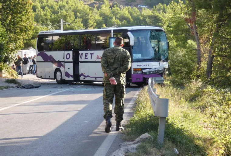 Strašna nesreća kod Splita: Sudarila se dva autobusa i auto. Jedna osoba mrtva, osam ozlijeđenih
