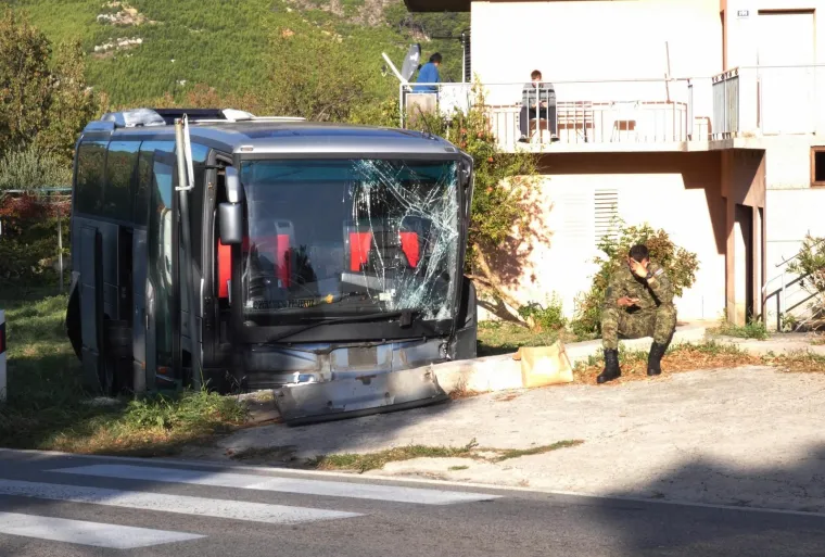 Strašna nesreća kod Splita: Sudarila se dva autobusa i auto. Jedna osoba mrtva, osam ozlijeđenih