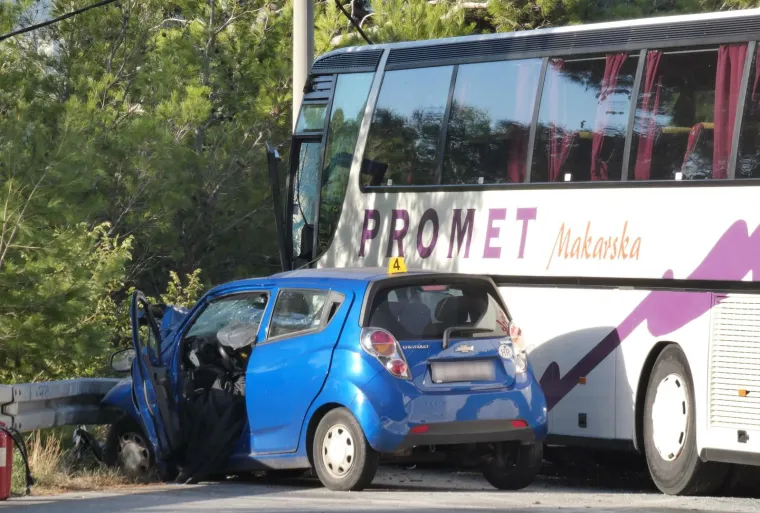 Strašna nesreća kod Splita: Sudarila se dva autobusa i auto. Jedna osoba mrtva, osam ozlijeđenih