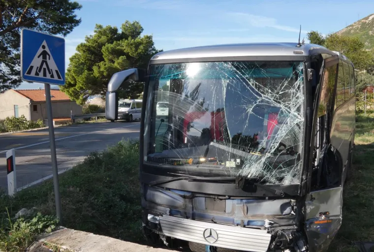 Strašna nesreća kod Splita: Sudarila se dva autobusa i auto. Jedna osoba mrtva, osam ozlijeđenih