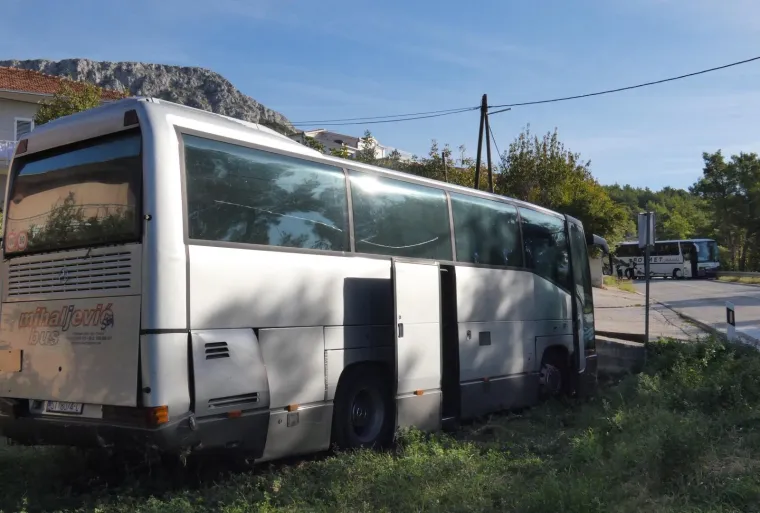 Strašna nesreća kod Splita: Sudarila se dva autobusa i auto. Jedna osoba mrtva, osam ozlijeđenih