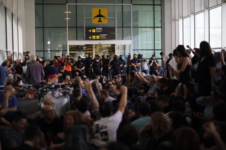 Naguravanje s policijom: Prosvjednici u Kataloniji nastoje zauzeti aerodrom u Barceloni
