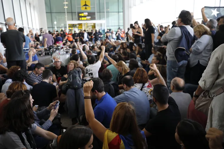 Naguravanje s policijom: Prosvjednici u Kataloniji nastoje zauzeti aerodrom u Barceloni