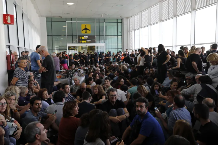 Naguravanje s policijom: Prosvjednici u Kataloniji nastoje zauzeti aerodrom u Barceloni