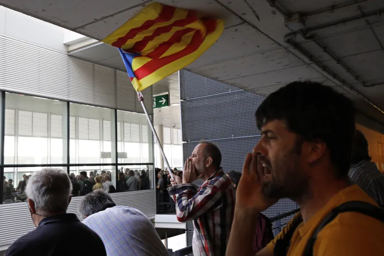 Naguravanje s policijom: Prosvjednici u Kataloniji nastoje zauzeti aerodrom u Barceloni