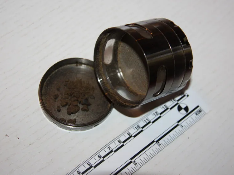 Tinejdžera uhvatili s drogom, ali to nije sve...