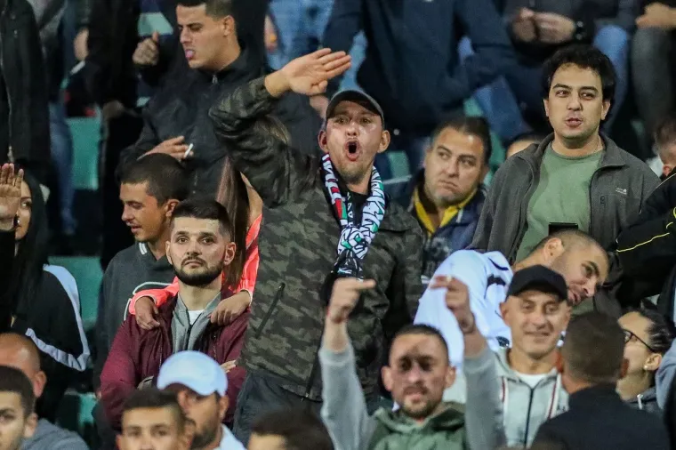 U skupini A Engleska je sa uvjerljivih 6:0 (4-0) u Sofiji deklasirala Bugarsku i tako se izdvojila na vrhu ljestvice. Pogotke su postigli Rashford (7), Barkley (20,32), Sterling (45+3, 69) i Kane (85). No, nakon utakmice ostao je gorak okus zbog fa&scaron;ističkih ispada od strane bugarskih navijača.