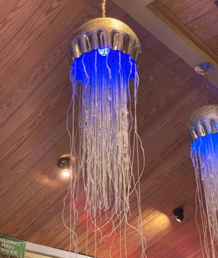 Svjetiljke u morskom restoranu