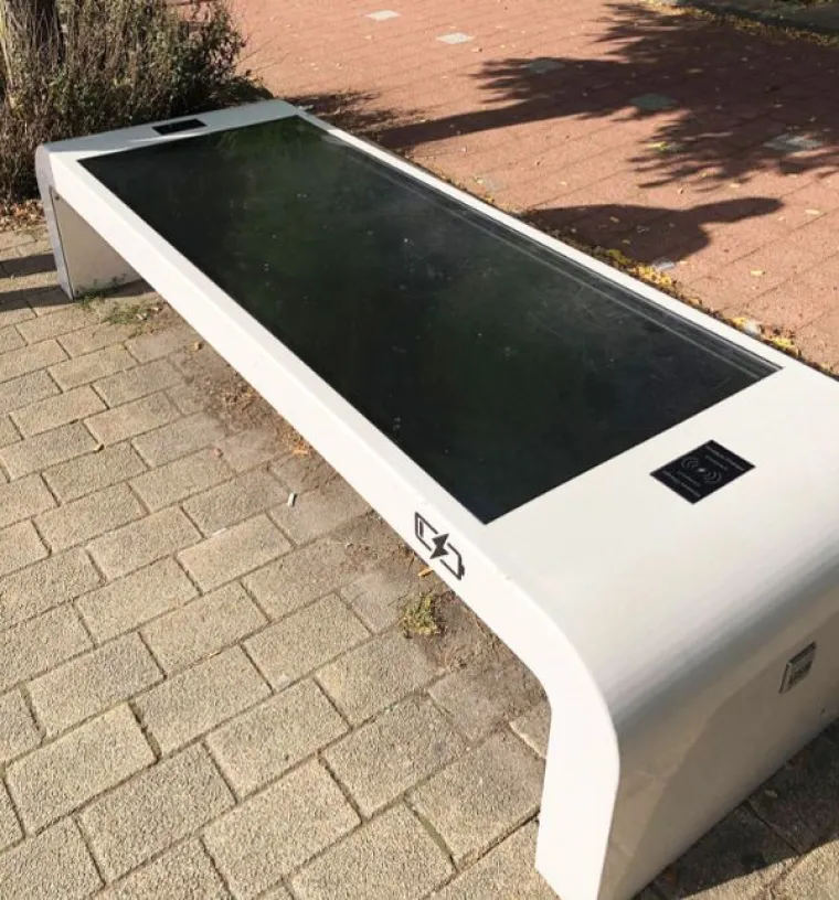 Klupa za punjenje mobitela oblikovana kao mobitel