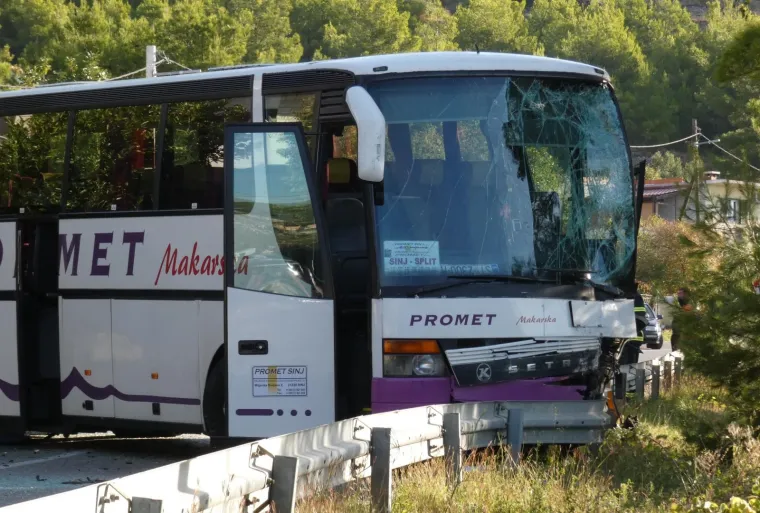 PROMETNA NESREĆA NA STAROJ KLIŠKOJ CESTI: Jedna osoba je poginula, a osam ih je ozlijeđeno
