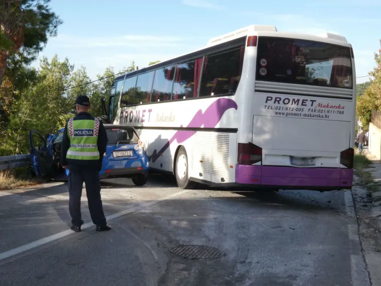 Jedna osoba je preminula, a osam ih je povrijeđeno u prometnoj nesreći koja se dogodila jutros na staroj kliškoj cesti. Došlo je do sudara dva autobusa i osobnog automobila.
