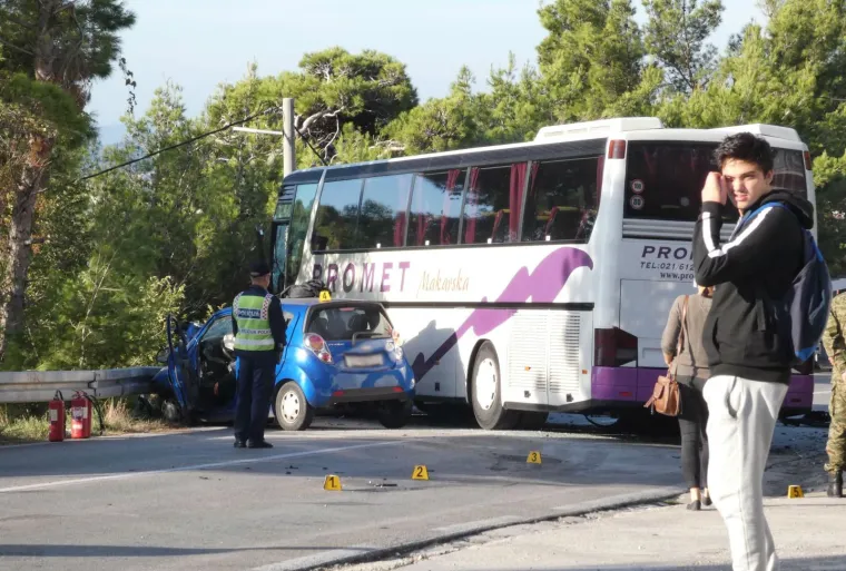PROMETNA NESREĆA NA STAROJ KLIŠKOJ CESTI: Jedna osoba je poginula, a osam ih je ozlijeđeno