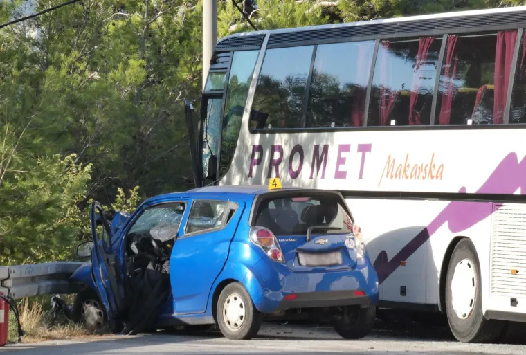 PROMETNA NESREĆA NA STAROJ KLIŠKOJ CESTI: Jedna osoba je poginula, a osam ih je ozlijeđeno
