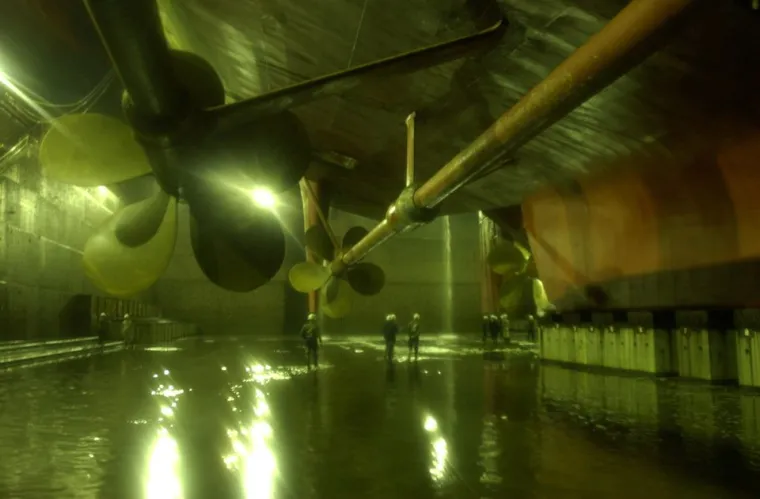 Djelić američkog nosača zrakoplova USS Kitty Hawk