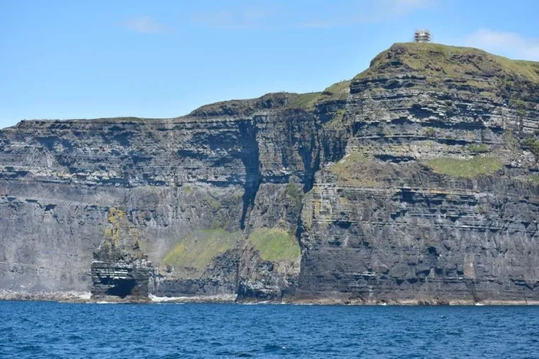Irski klifovi - obratite pozornost na trokatnicu na vrhu