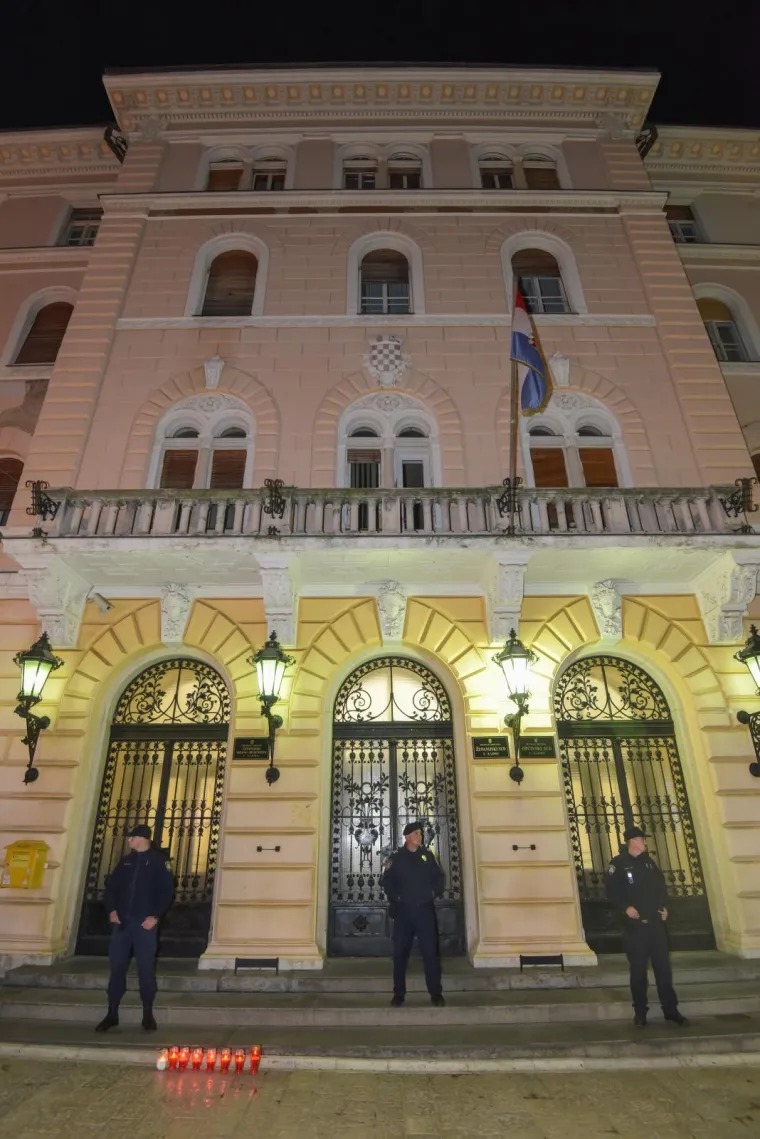 Zapalili svijeće pred sudom: Zadrani prosvjedovali zbog pu&scaron;tanja osumnjičenih za silovanje