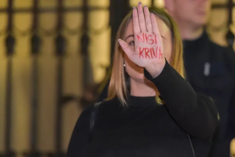 Zapalili svijeće pred sudom: Zadrani prosvjedovali zbog pu&scaron;tanja osumnjičenih za silovanje