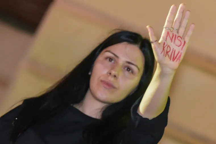 Zapalili svijeće pred sudom: Zadrani prosvjedovali zbog pu&scaron;tanja osumnjičenih za silovanje