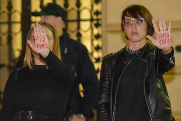 Zapalili svijeće pred sudom: Zadrani prosvjedovali zbog pu&scaron;tanja osumnjičenih za silovanje